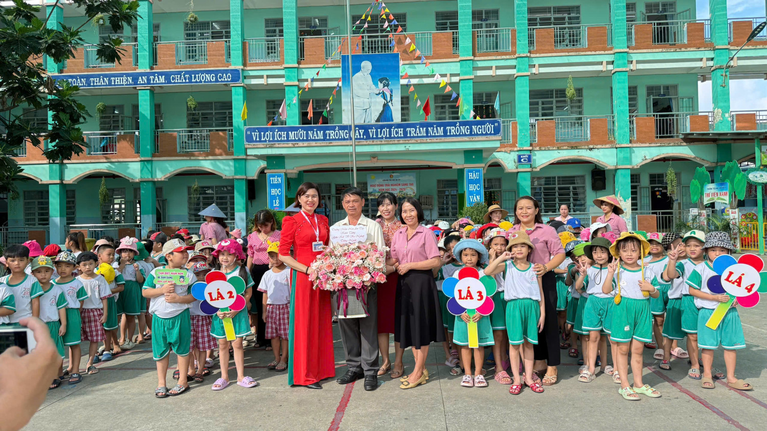 TRƯỜNG MẦM NON AN TÂY TỔ CHỨC CHO TRẺ LỚP LÁ TRẢI NGHIỆM THAM QUAN TRƯỜNG TIỂU HỌC AN TÂY