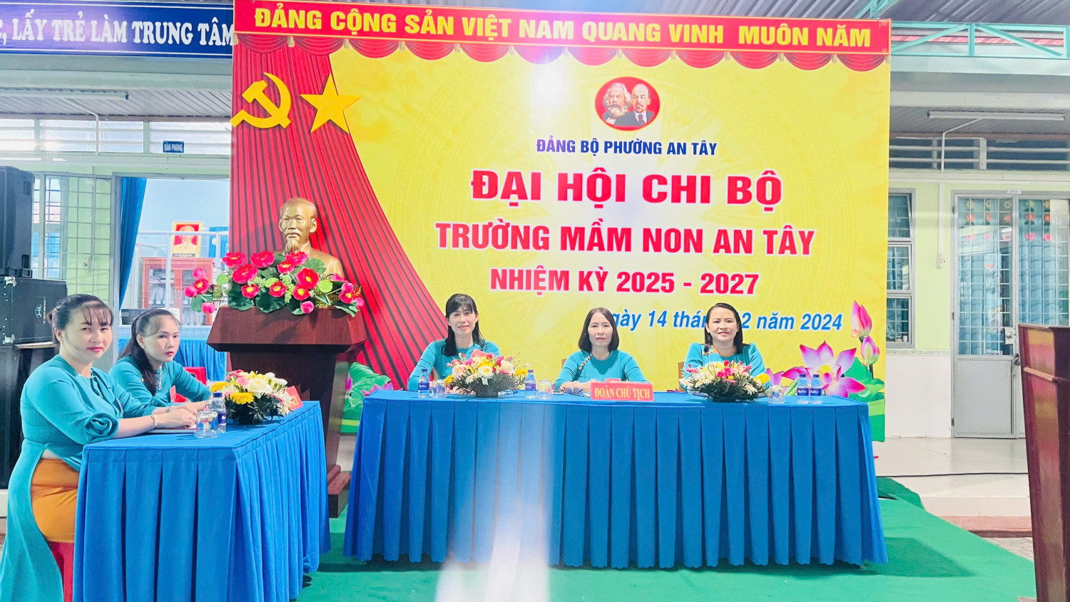 đoàn thư kí đoàn chủ tịch làm việc